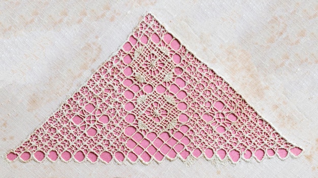 Detail vyšívaného motívu s pastelovými niťami